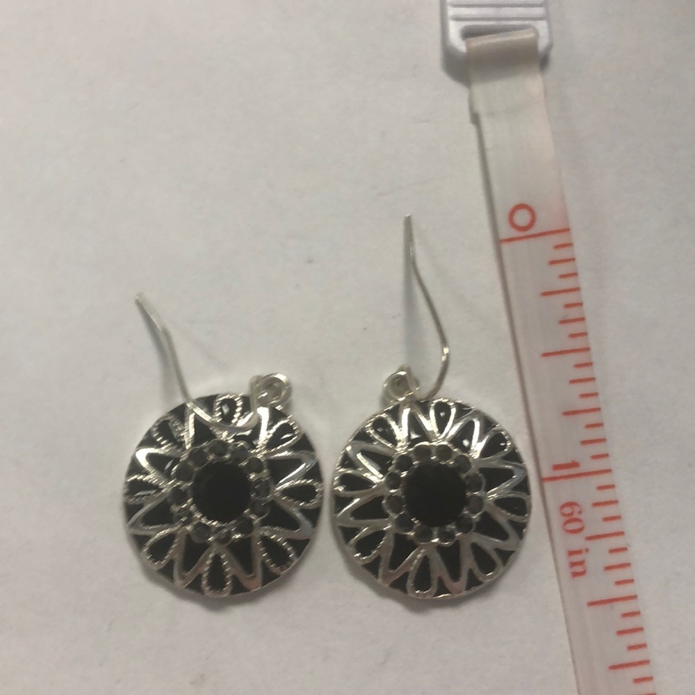 Black and silver earrings - Picture 3 of 4